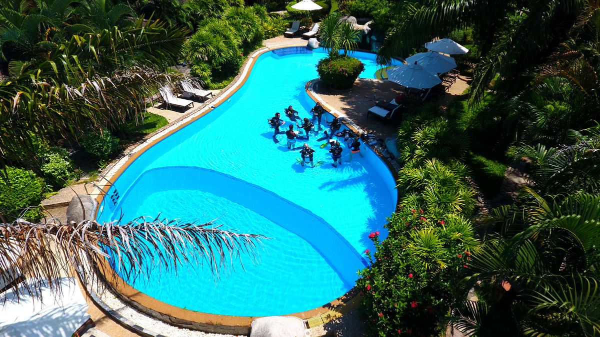 Taucher im Pool Taucher im Pool